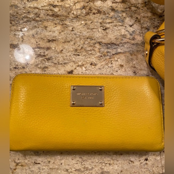 MICHAEL KORS DESIGNER HANDBAG WITH MATCHING WALLET - Picture 6 of 9